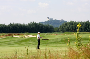 Mistrovské golfové hřiště v Golf Spa Kunětická hora si každé pondělí a úterý můžete zahrát i bez členství.
